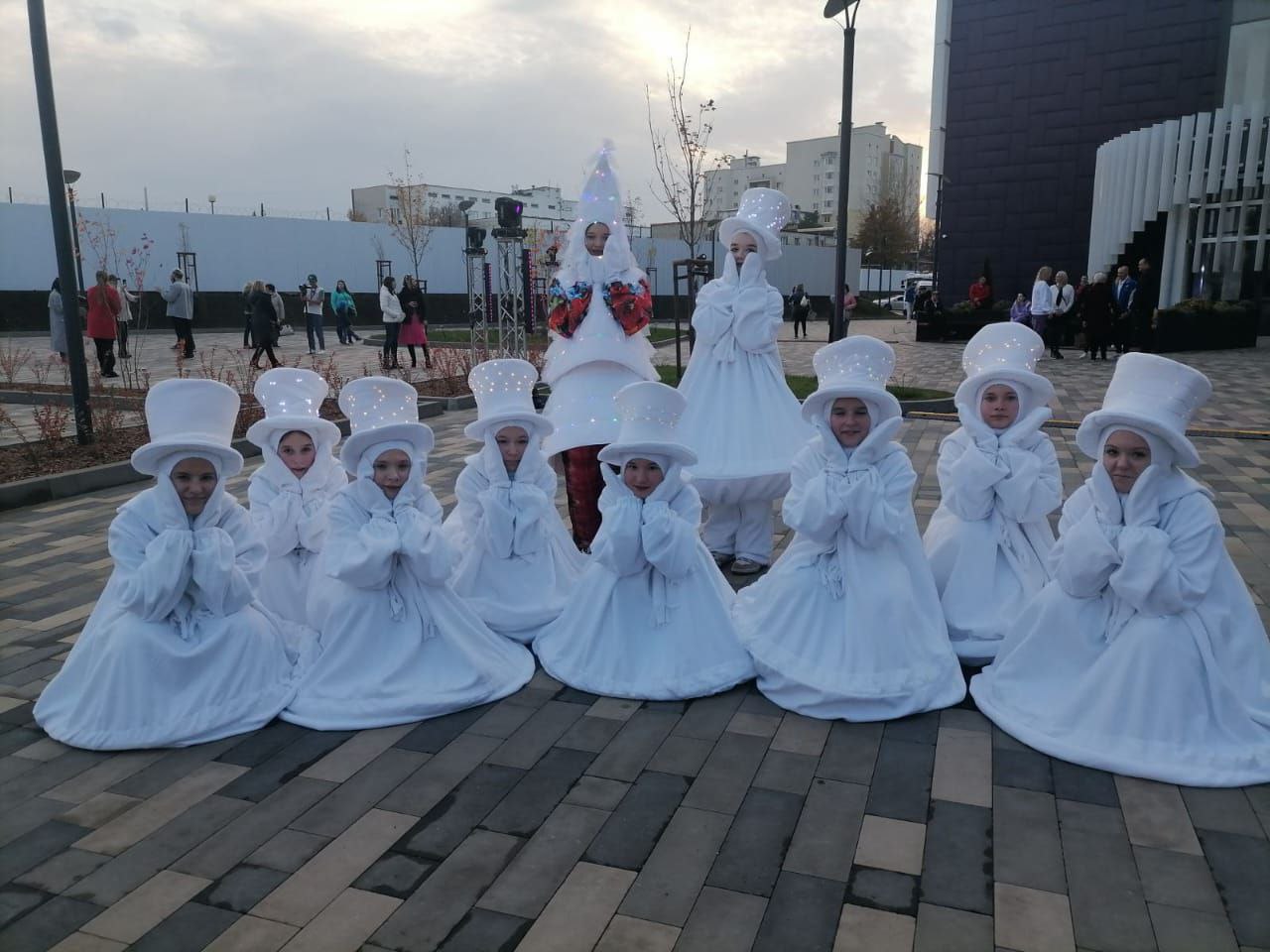 Снеговики в городе.